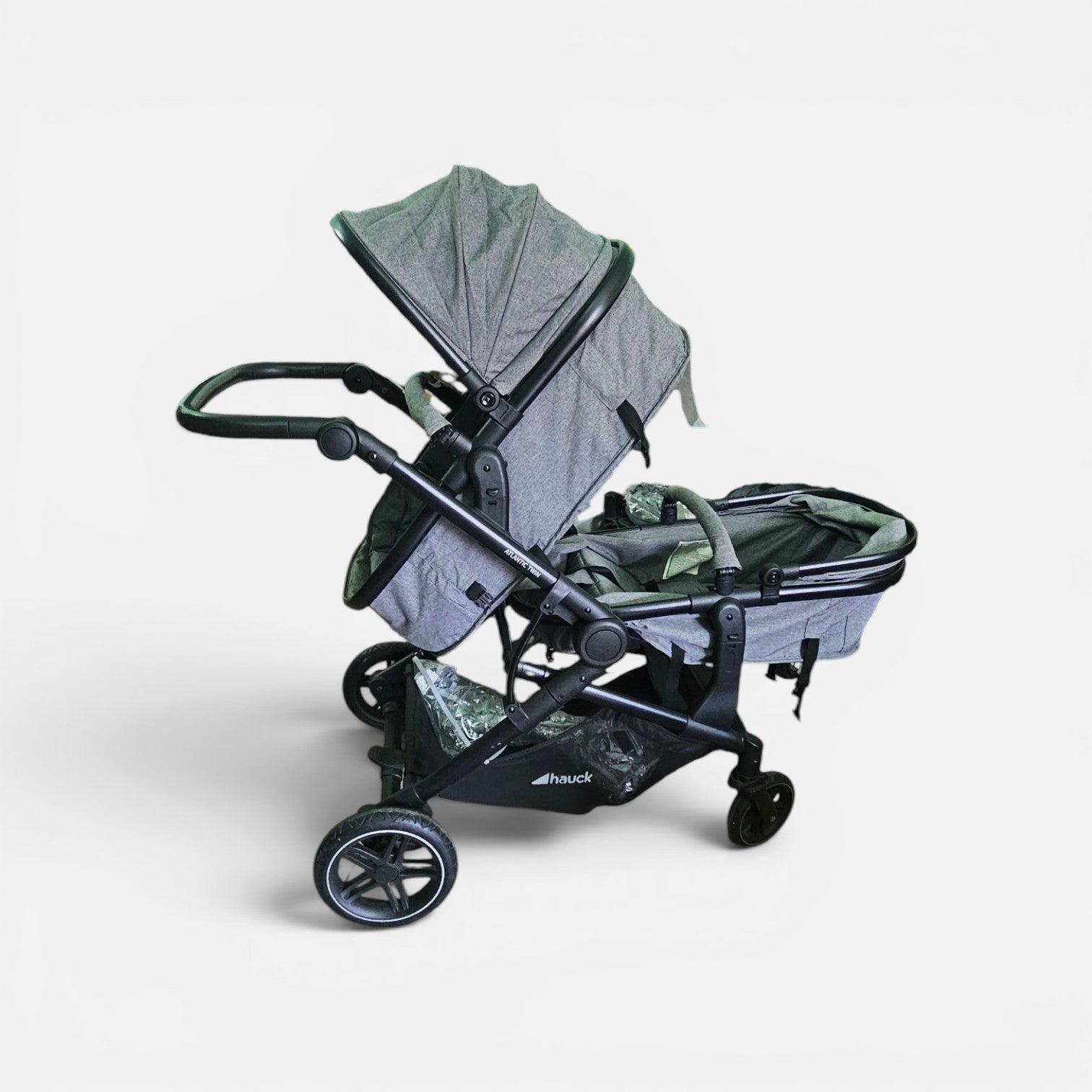Cărucior dublu Hauck Atlantic Twin, în varianta de culoare Melange Grey.