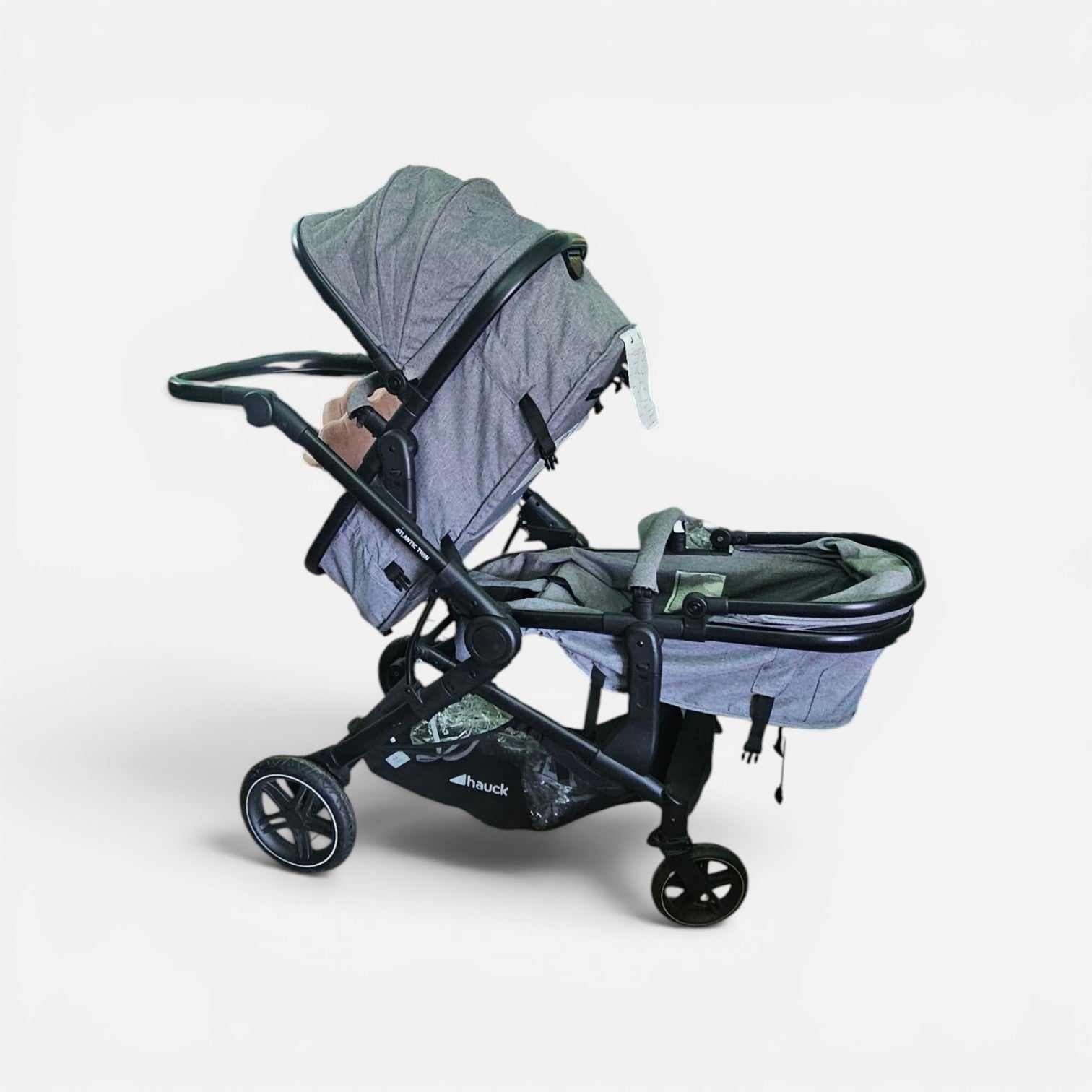 Cărucior dublu Hauck Atlantic Twin, în varianta de culoare Melange Grey.