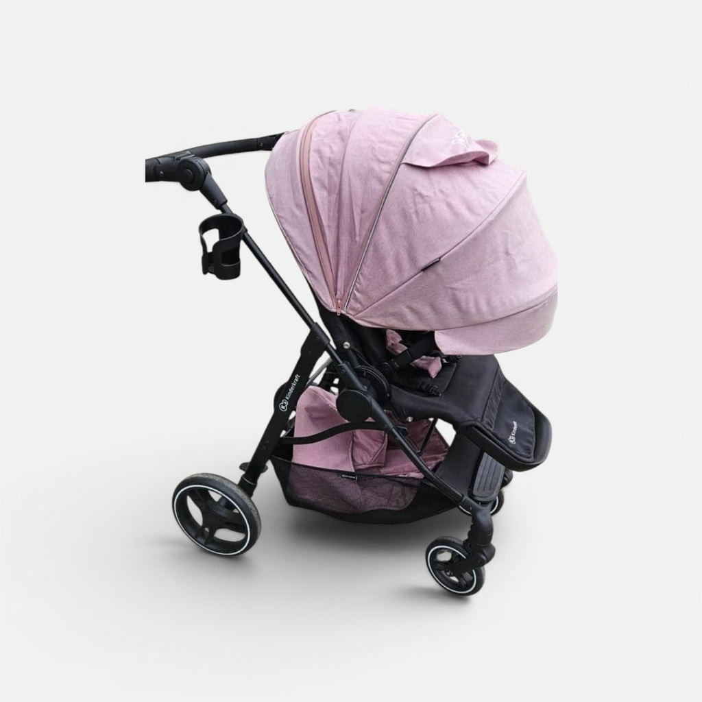 Carucior sport Kinderkraft Vesto, în varianta de culoare roz cu cadru negru.