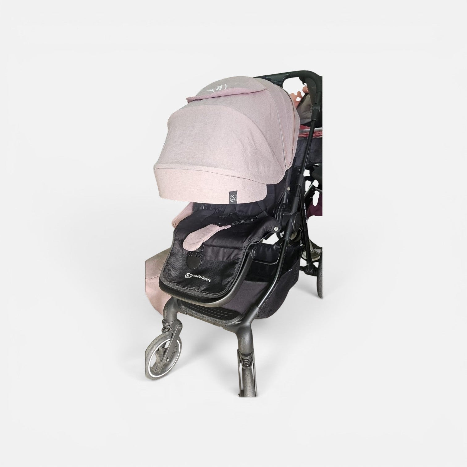 Carucior sport Kinderkraft Vesto, în varianta de culoare roz cu cadru negru.