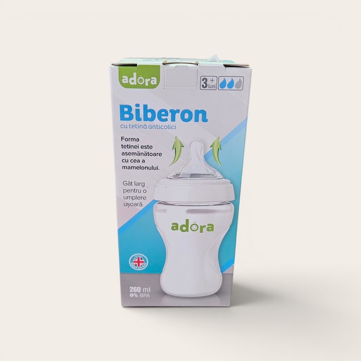 Biberon marca Adora cu gât larg și tetină anticolică.